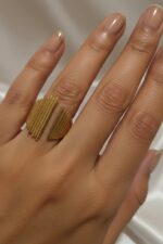 Elegant Pavilion Ribbed Ring - Image 2