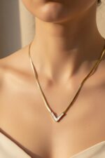 Scuplted "V" Snake Chain Necklace - Image 2